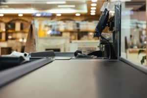 Caixa de atendimento em um balcão de um estabelecimento